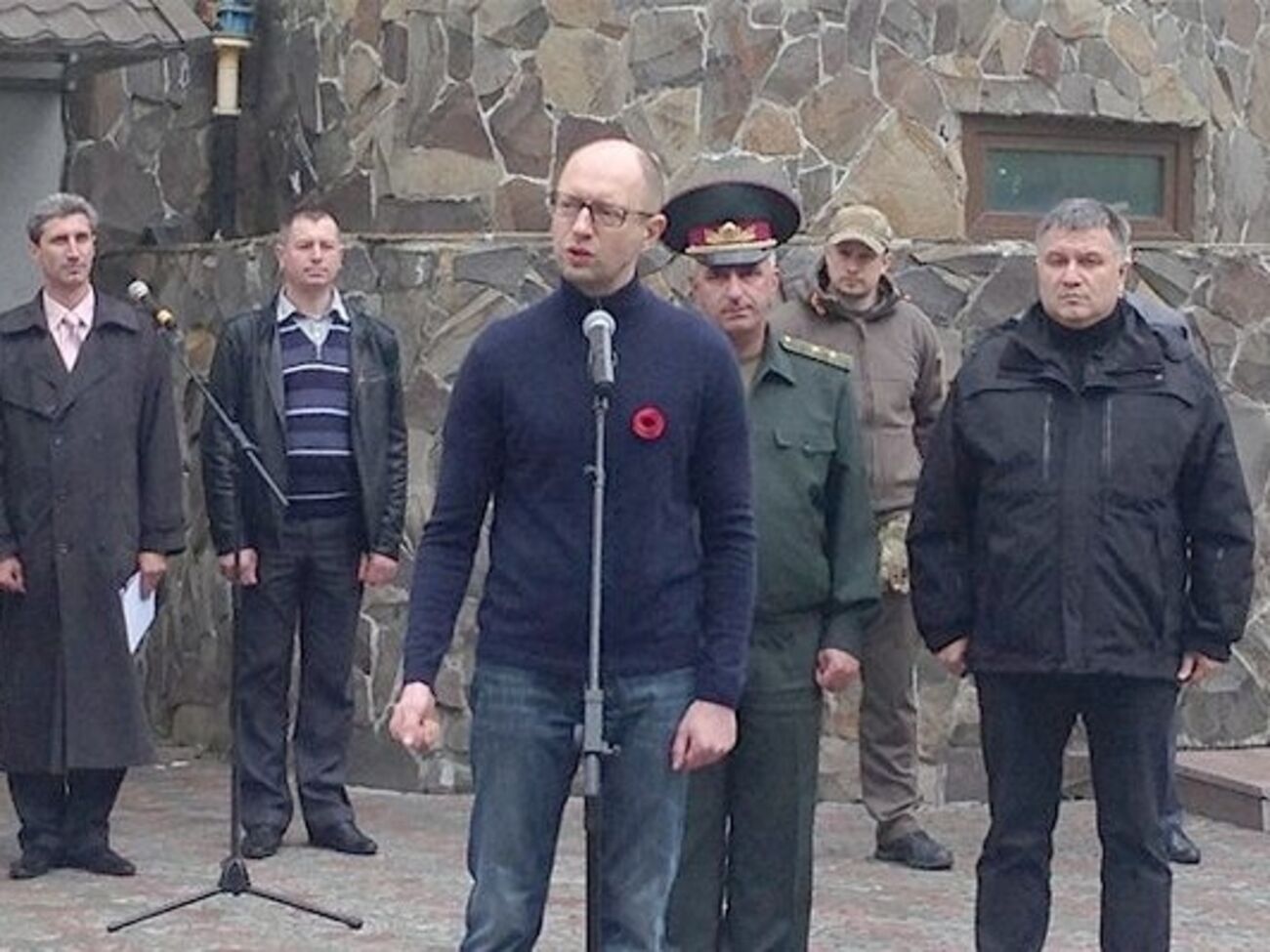 Яценюк вручил ордера на квартиры