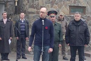 Яценюк вручил ордера на квартиры