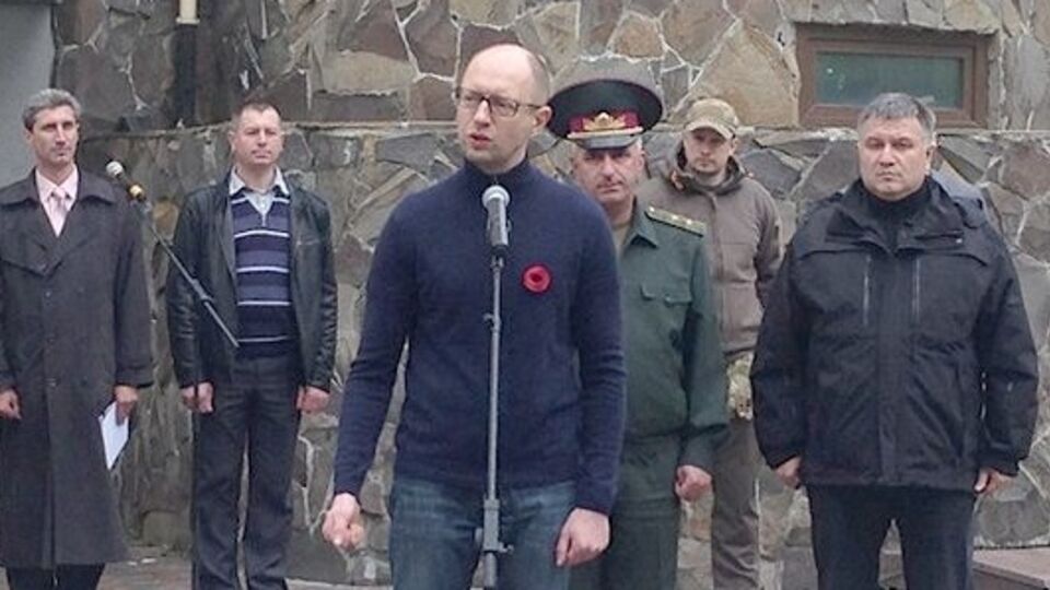 Яценюк вручил ордера на квартиры