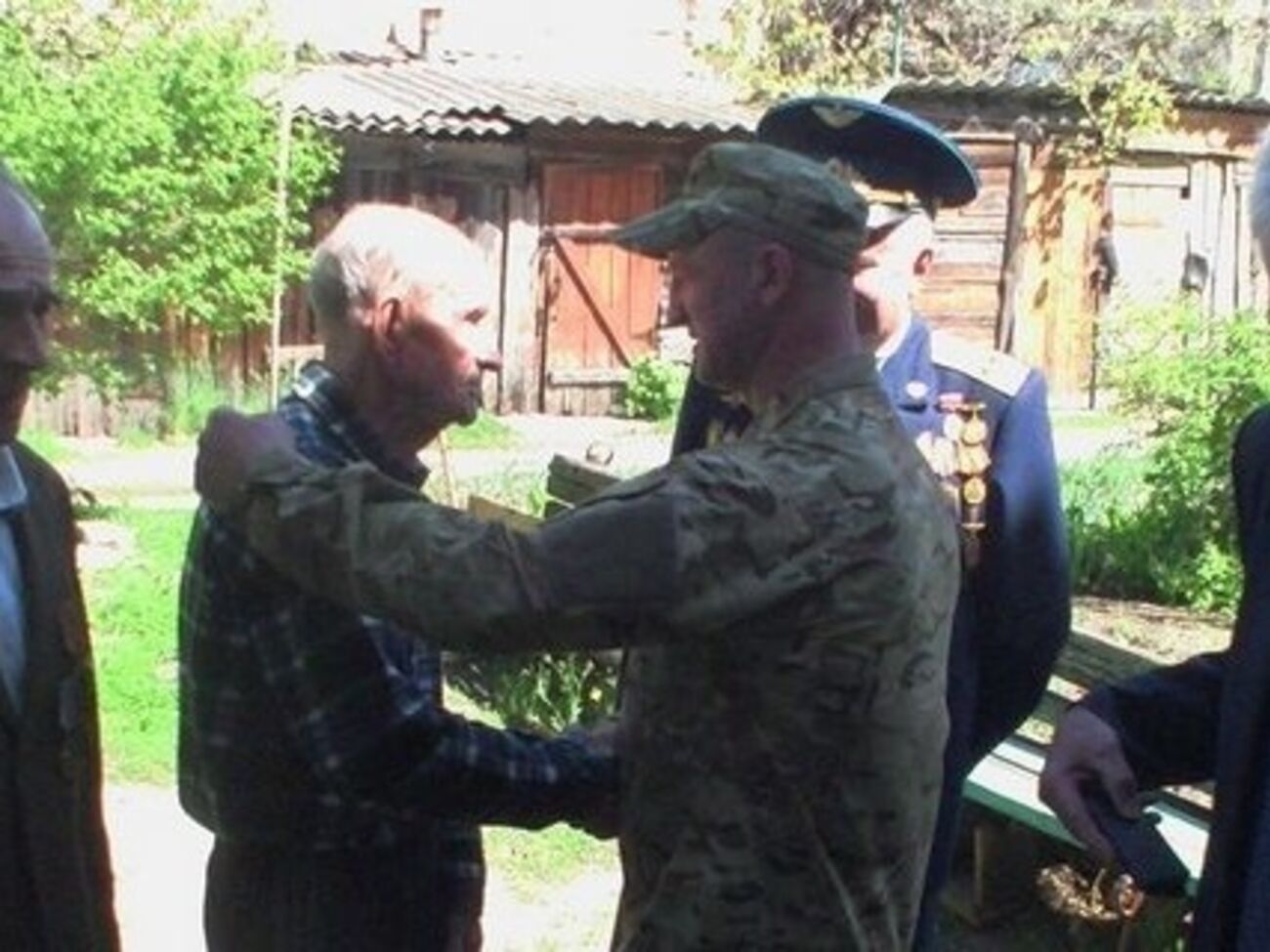 Бойцы АТО поздравили ветеранов