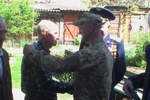 Бойцы АТО поздравили ветеранов