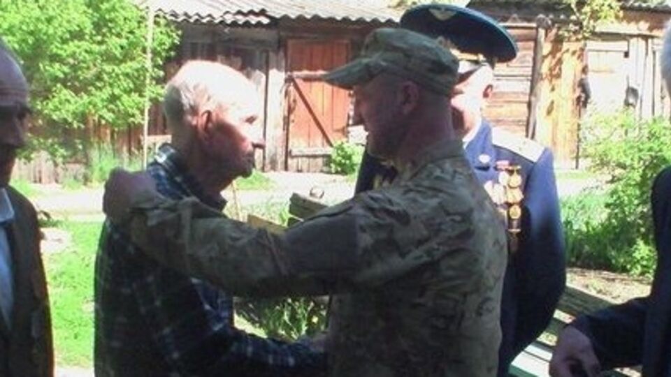 Бойцы АТО поздравили ветеранов