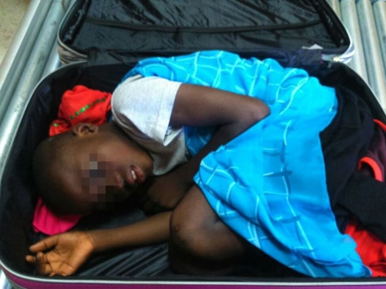 Ребенка перевезли через границу в чемодане