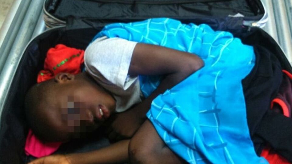 Ребенка перевезли через границу в чемодане