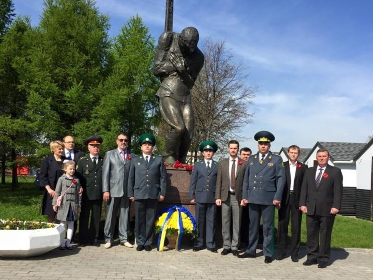 Сотрудники украинского посольства возложили цветы к двум военным памятникам в Москве. Фоторепортаж