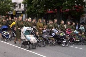 На репетиции парада прошли мамы в гимнастерках и с колясками