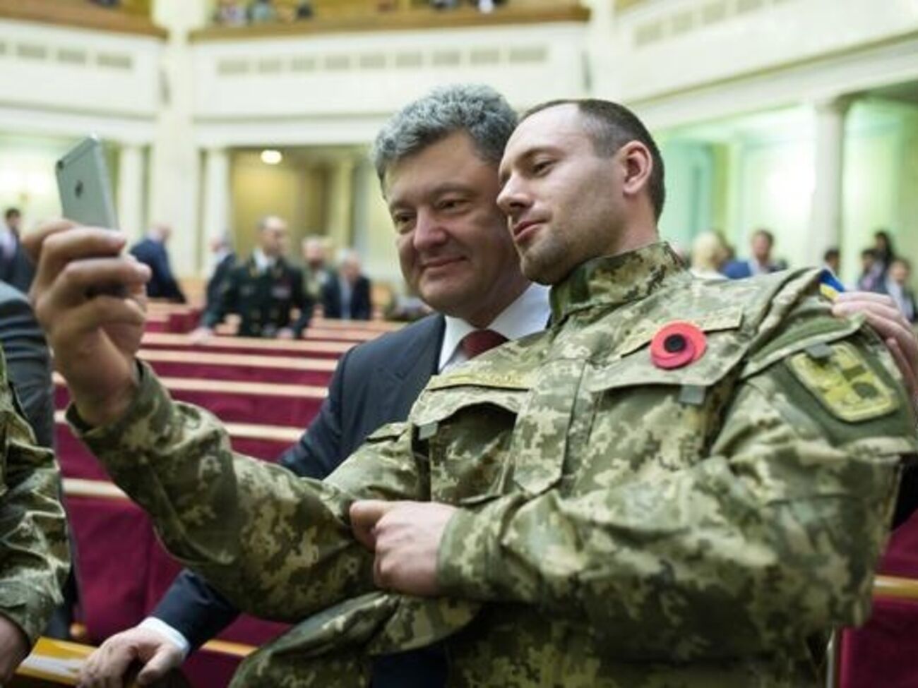 Петр Порошенко и воин АТО на заседании парламента 8 мая 2015 года