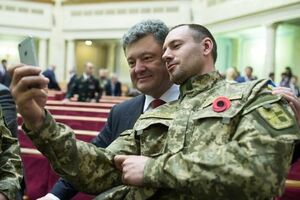 Петр Порошенко и воин АТО на заседании парламента 8 мая 2015 года
