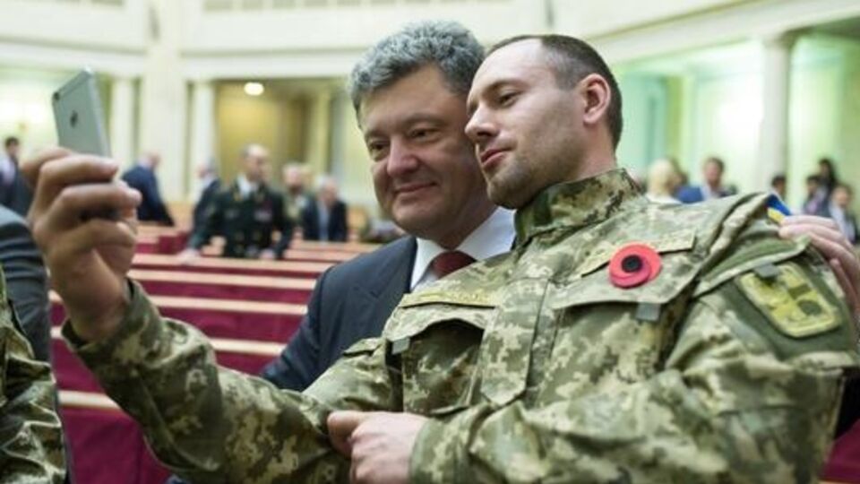 Петр Порошенко и воин АТО на заседании парламента 8 мая 2015 года