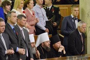 Предстоятели УПЦ МП демонстративно сидели во время зачитывания имен Героев Украины