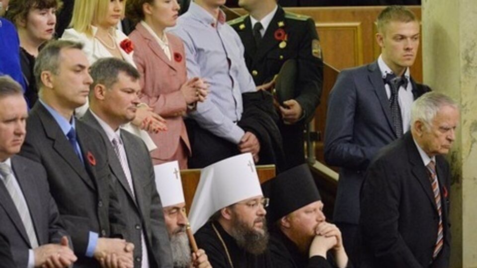 Предстоятели УПЦ МП демонстративно сидели во время зачитывания имен Героев Украины