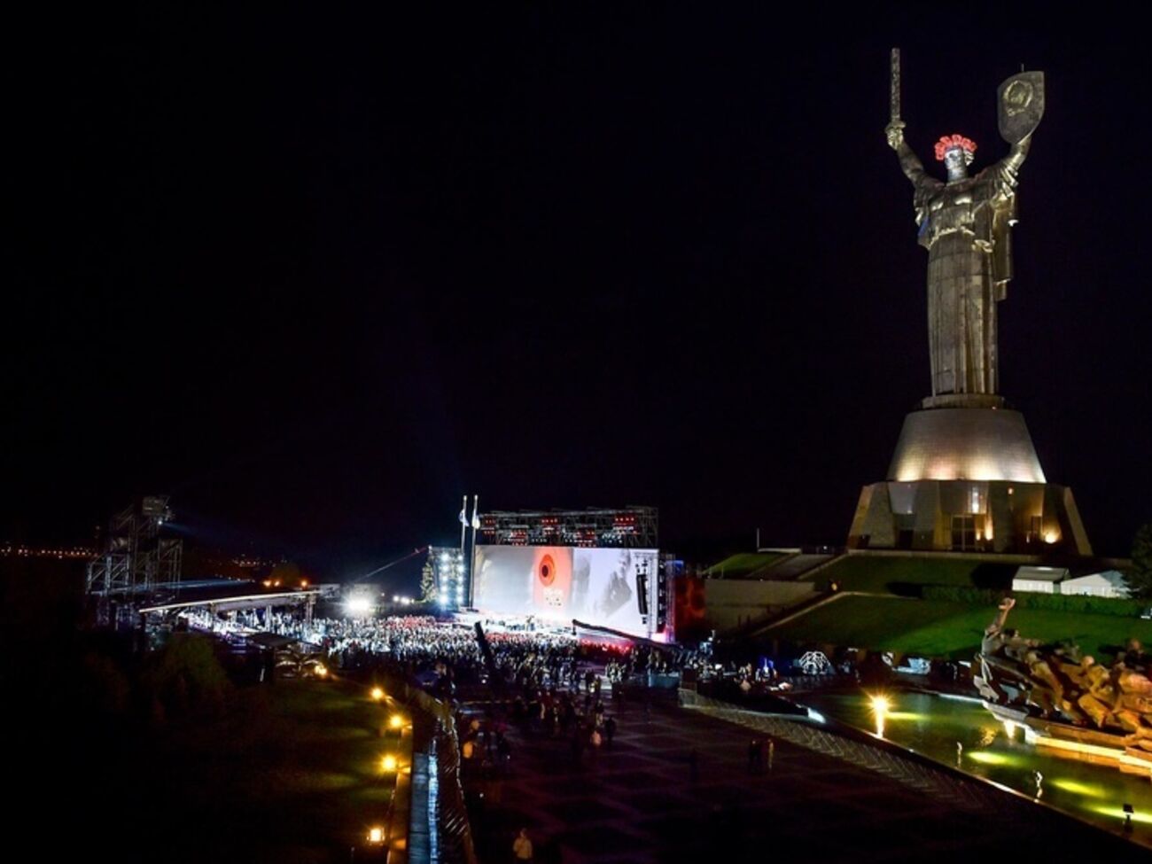 В Киеве возле монумента "Родина-мать" состоялся концерт "Голос героев". Фоторепортаж