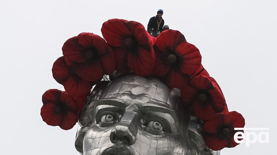 Руфер Мустанг надел венок на голову монументу "Родина-мать"