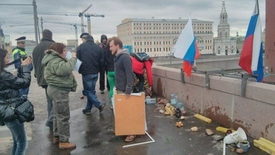 Московская полиция задержала трех нападавших на мемориал памяти Немцова