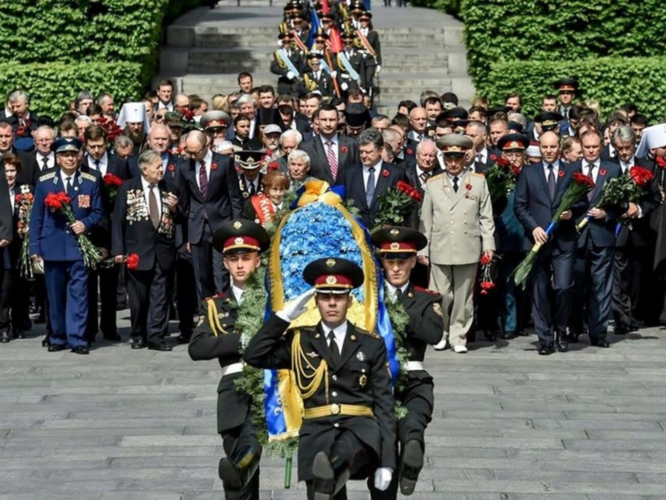 Церемония возложения цветов к памятнику Неизвестному солдату в Киеве