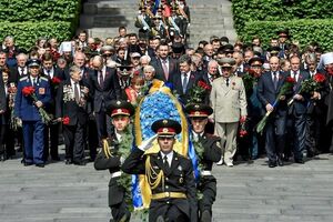 Церемония возложения цветов к памятнику Неизвестному солдату в Киеве