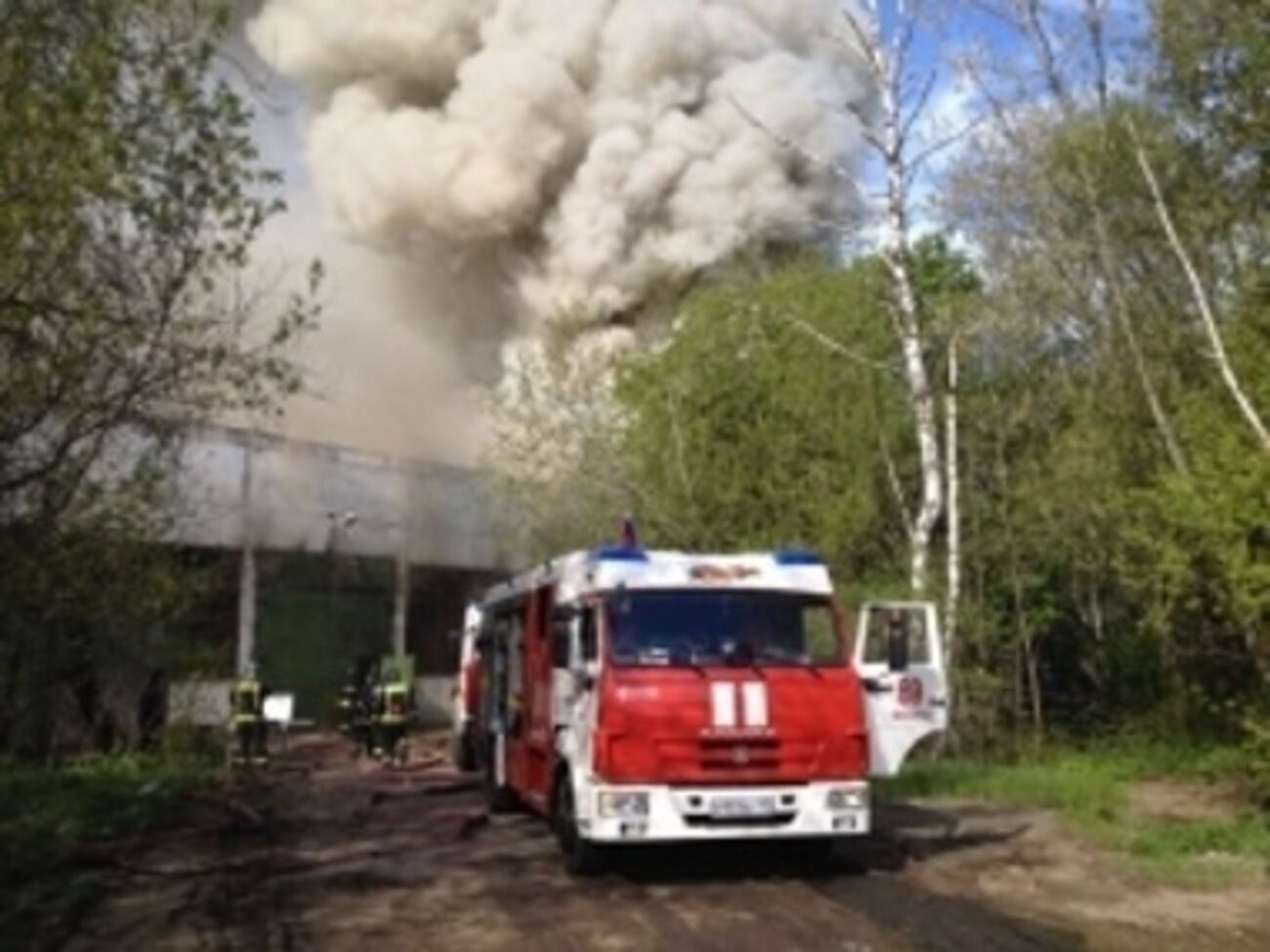 В Москве 20 единиц техники и 60 пожарных тушат крупный пожар на складе