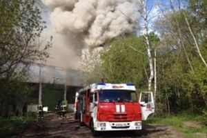 В Москве 20 единиц техники и 60 пожарных тушат крупный пожар на складе
