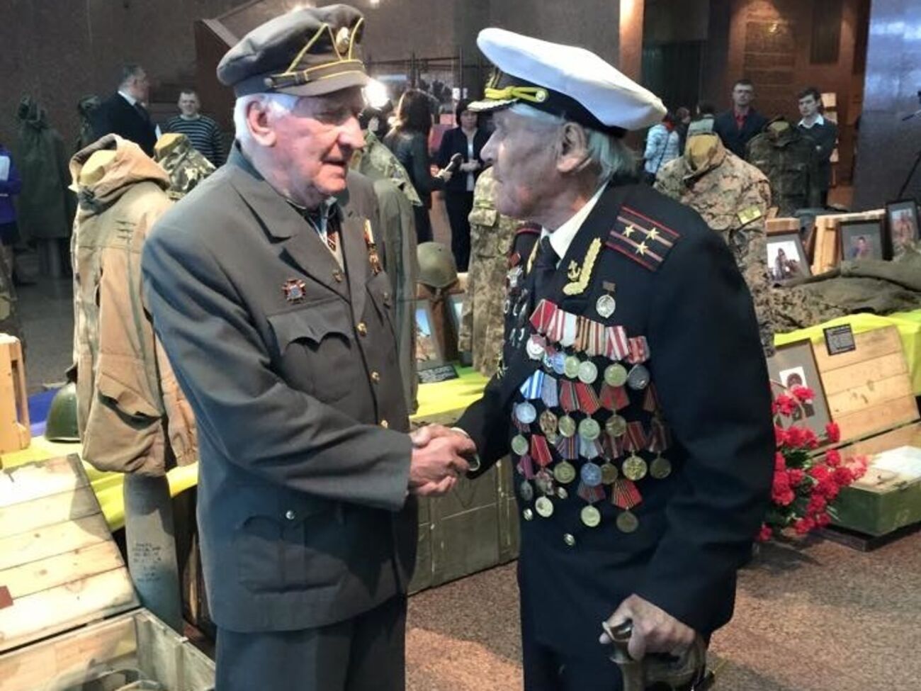 Ветеранам дарят цветы