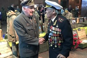 Ветеранам дарят цветы