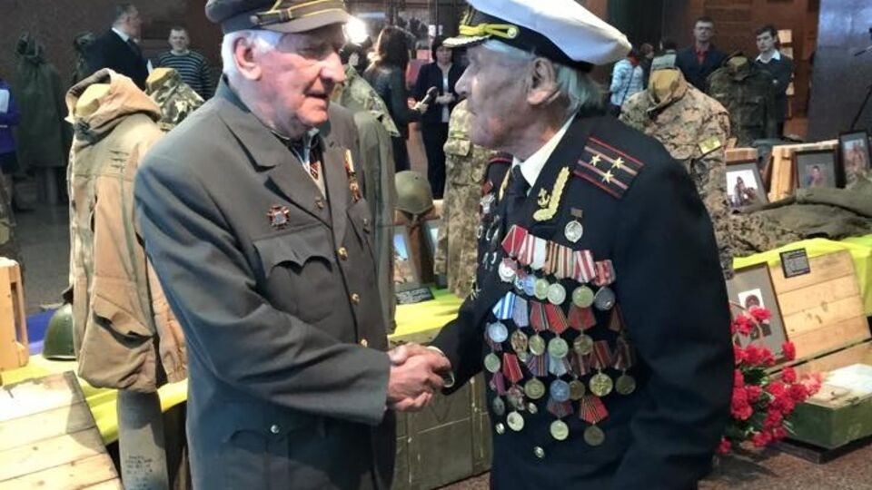 Ветеранам дарят цветы