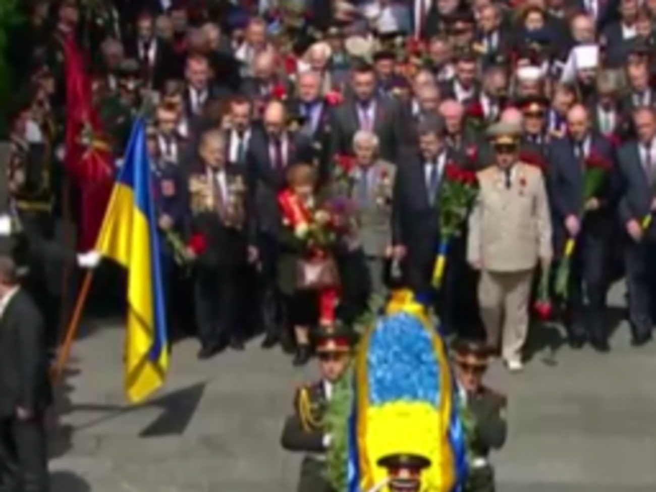 В Киеве проходит официальная церемония ко Дню Победы