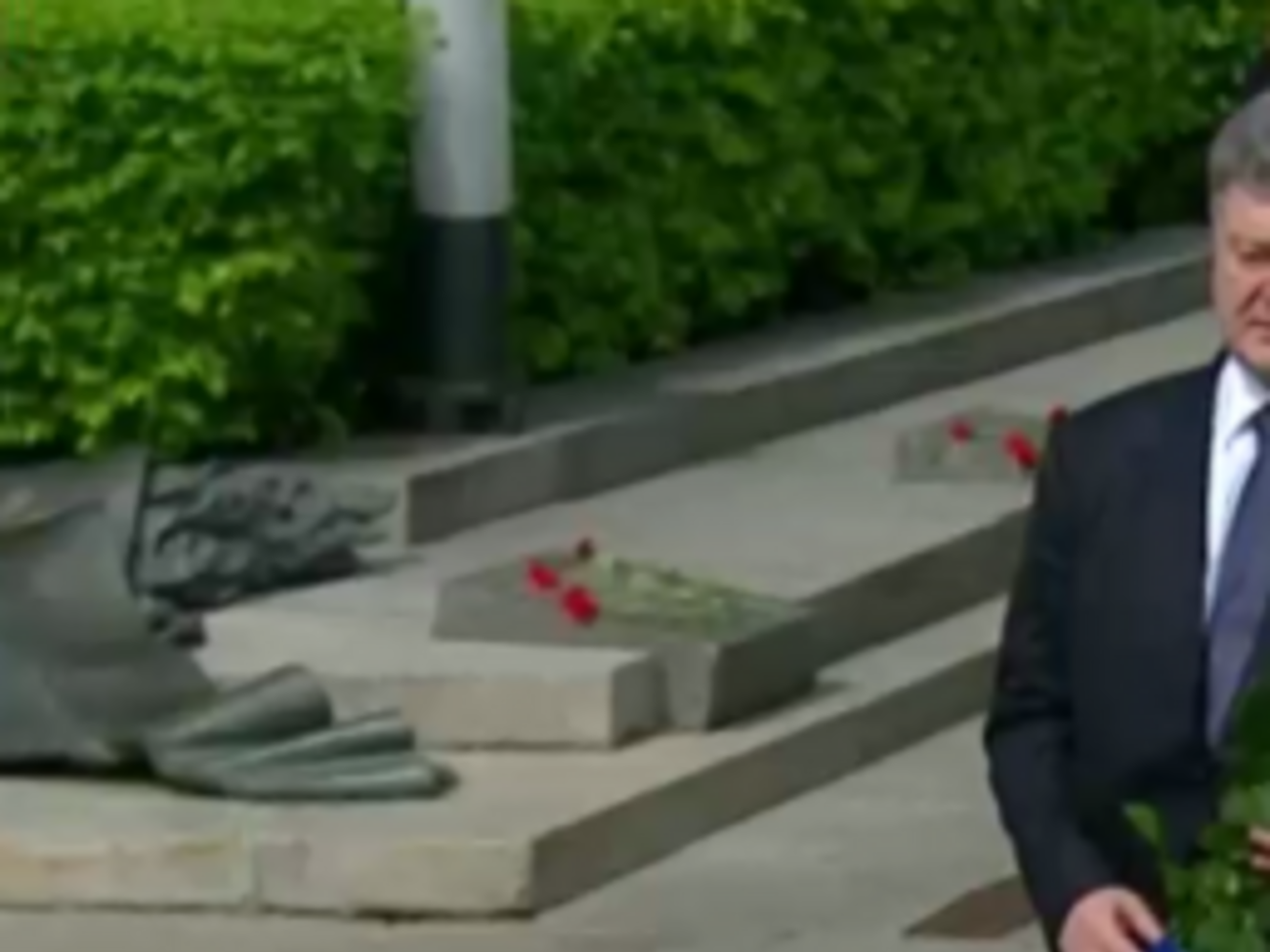 Порошенко возложил цветы