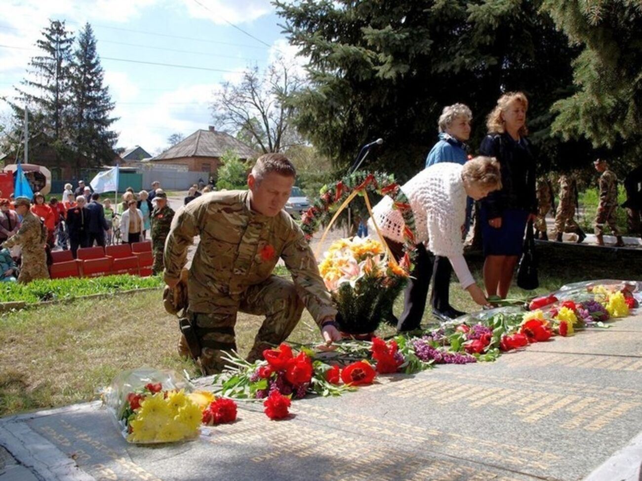 В Донецкой области возложили цветы к памятникам