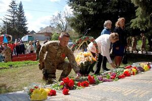 В Донецкой области возложили цветы к памятникам
