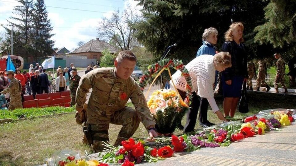 В Донецкой области возложили цветы к памятникам