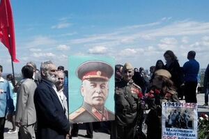 Люди принесли портрет Сталина к Вечному огню