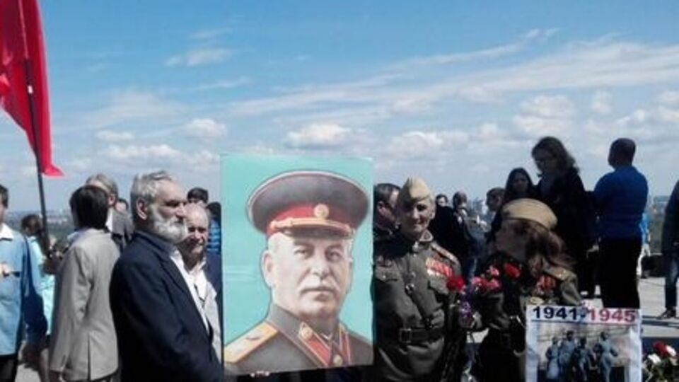 Люди принесли портрет Сталина к Вечному огню