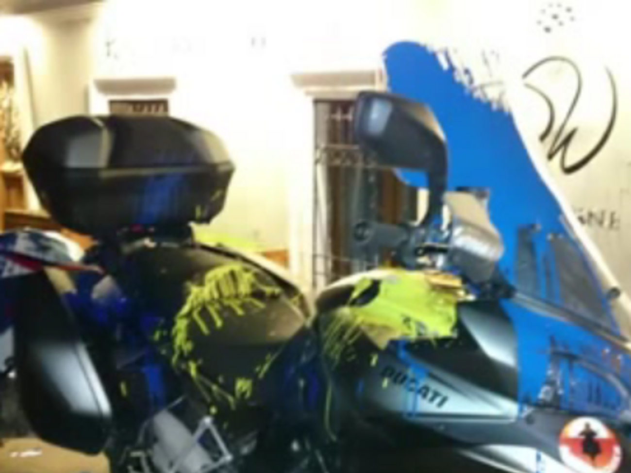 В Тбилиси за георгиевские ленты мотоциклы россиян облили краской