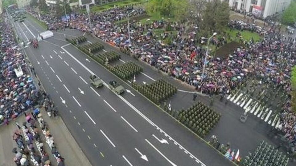 Боевики устроили парады "отведенной" техники. Фоторепортаж