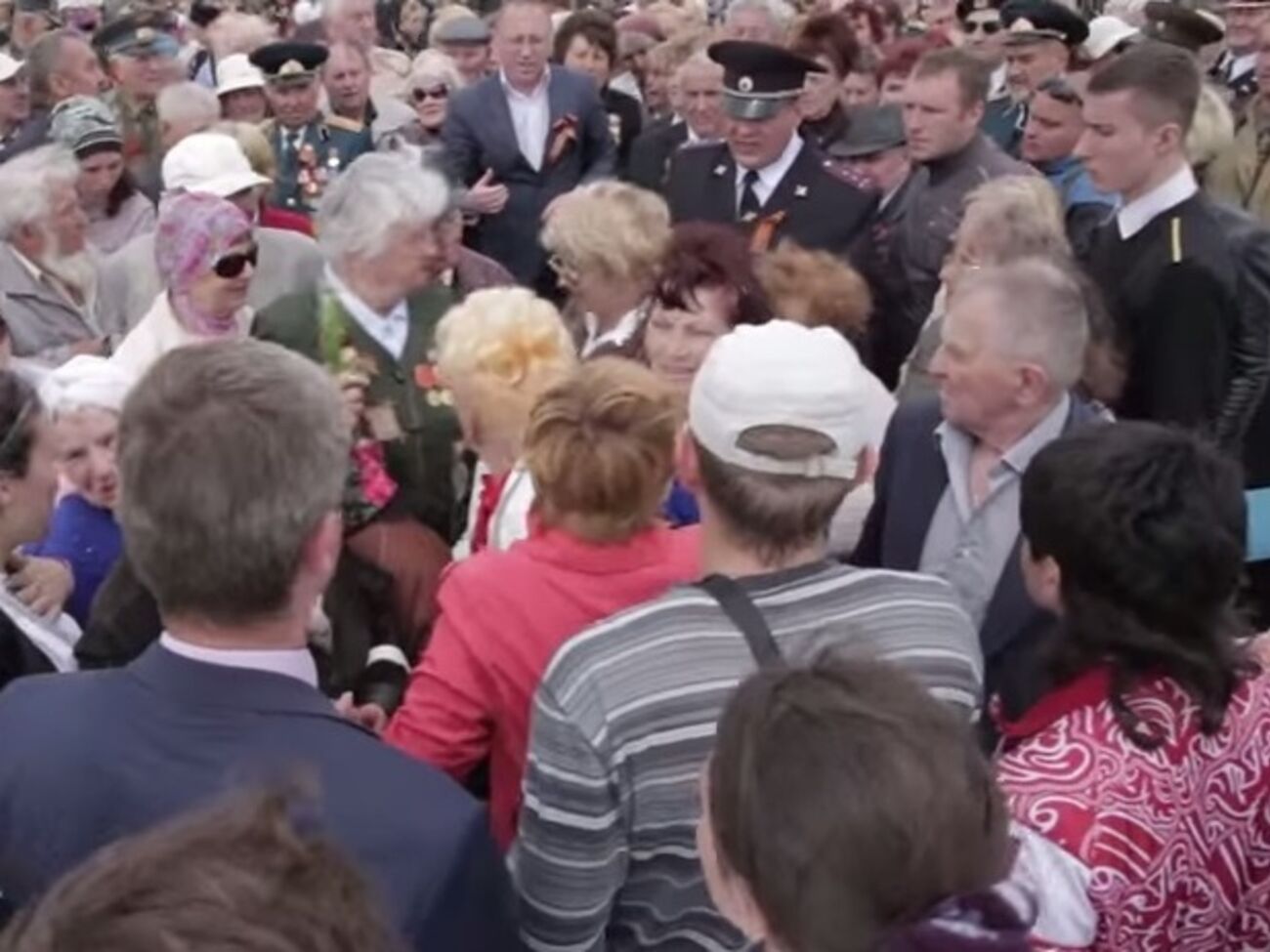 В Керчи голодные горожане оттеснили ветеранов, чтобы добраться до каши. Видео