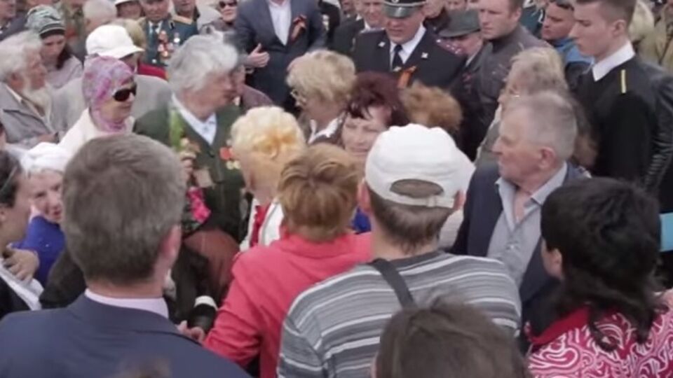 В Керчи голодные горожане оттеснили ветеранов, чтобы добраться до каши. Видео