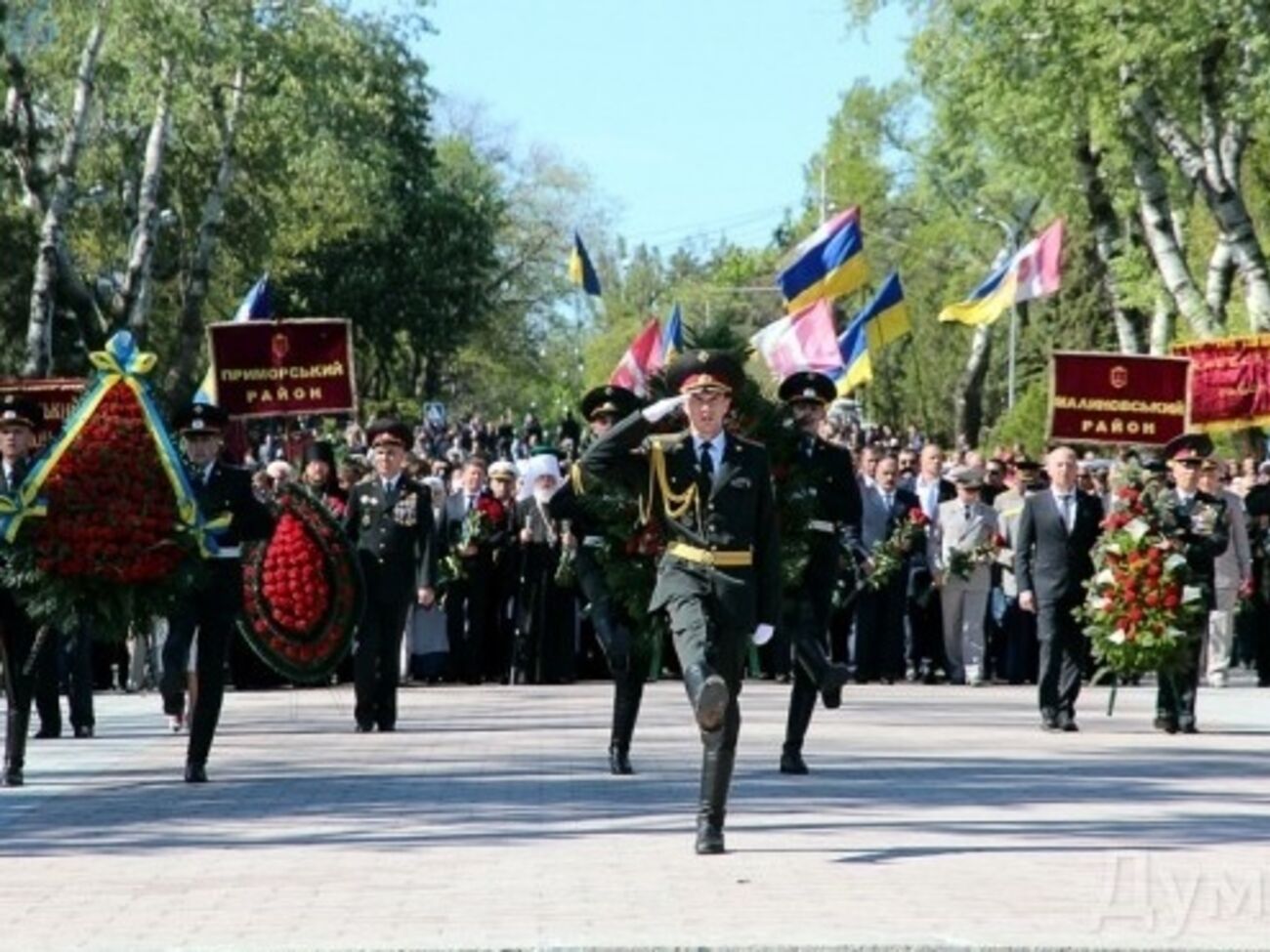 В мероприятии приняло участие несколько тысяч человек, среди них ветераны, чиновники и дипломаты