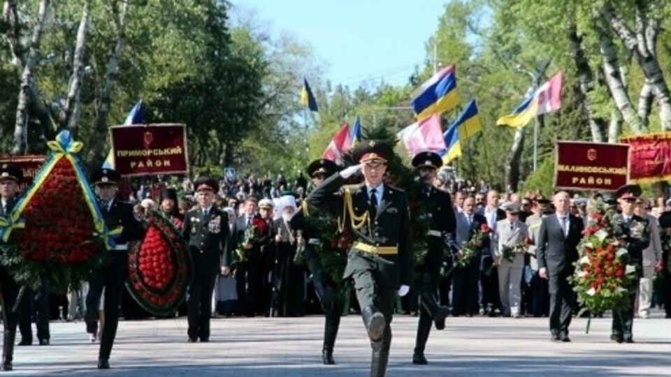 В мероприятии приняло участие несколько тысяч человек, среди них ветераны, чиновники и дипломаты