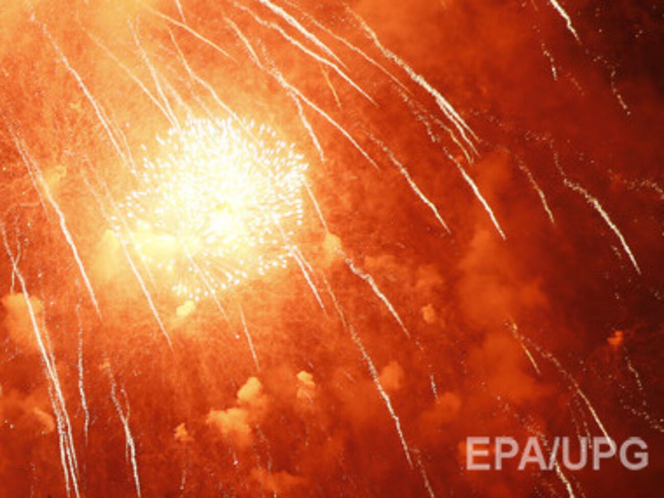 Один из зарядов не взлетел на достаточную высоту и упал в толпу