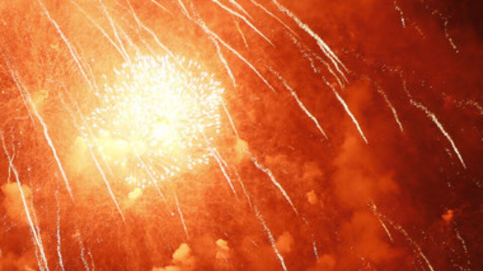 Один из зарядов не взлетел на достаточную высоту и упал в толпу