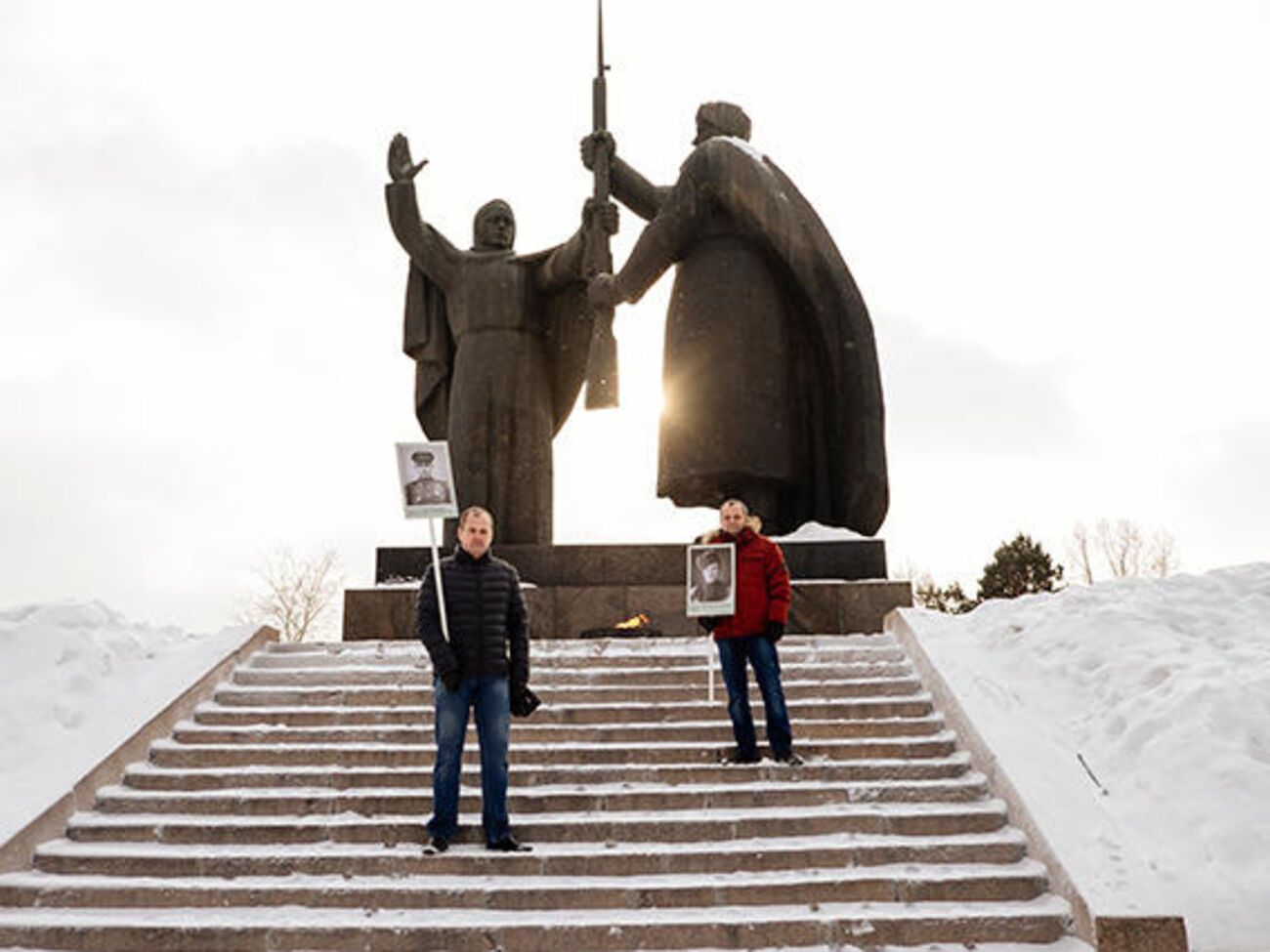 Авторы акции &laquo;Бессмертный полк&raquo; Сергей Лапенков (слева) и Сергей Колотовкин