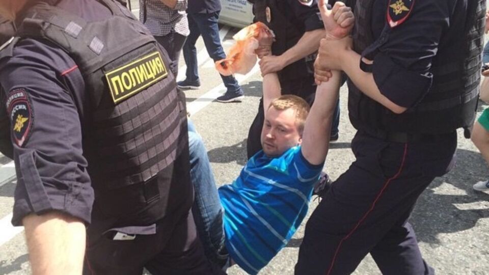 Момент задержания Николая Алексеева российскими полицейскими