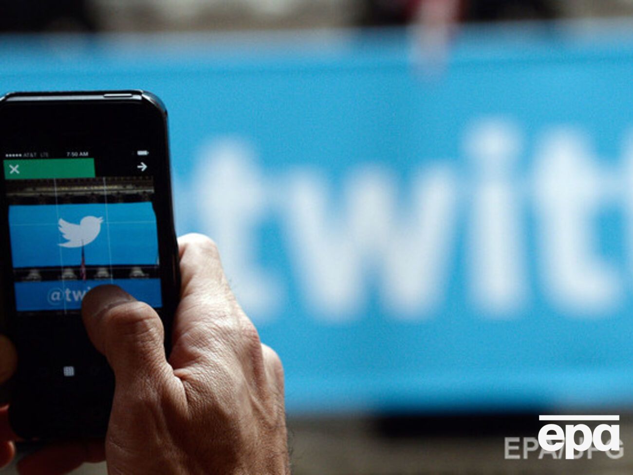 По данным Роскомнадзора, Twitter удалил часть запрещенного в РФ контента