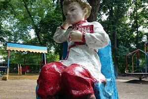 Ранее "одеждой" статуи были полосатые штаны и косоворотка
