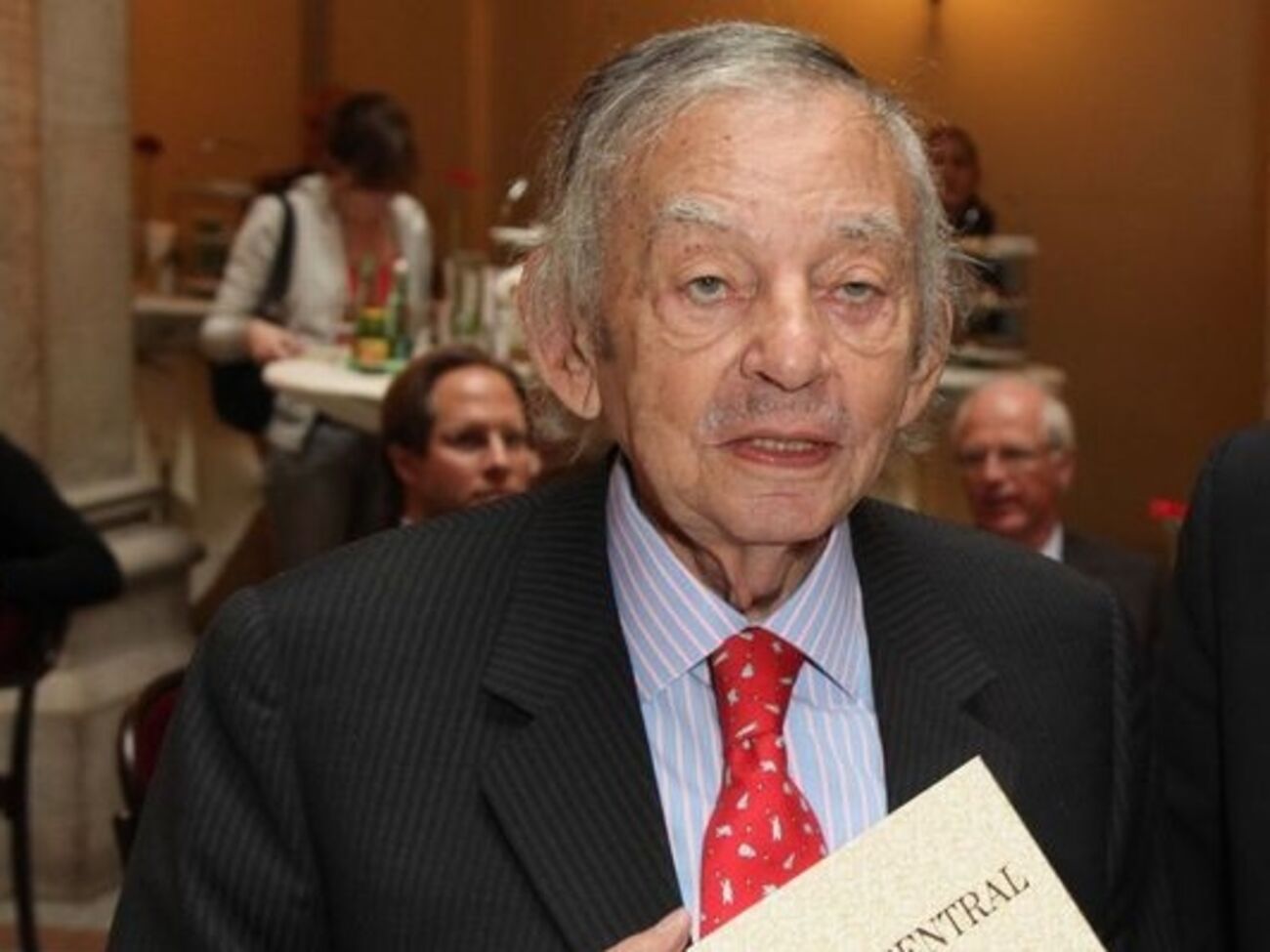 Карл Влашек родился в 1917 году в Вене, некоторое время был музыкантом, а затем занялся торговлей