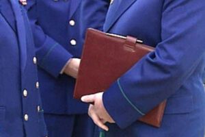 По словам представителей гимназии, изъяли учебники по еврейской традиции --- Торе и Танаху