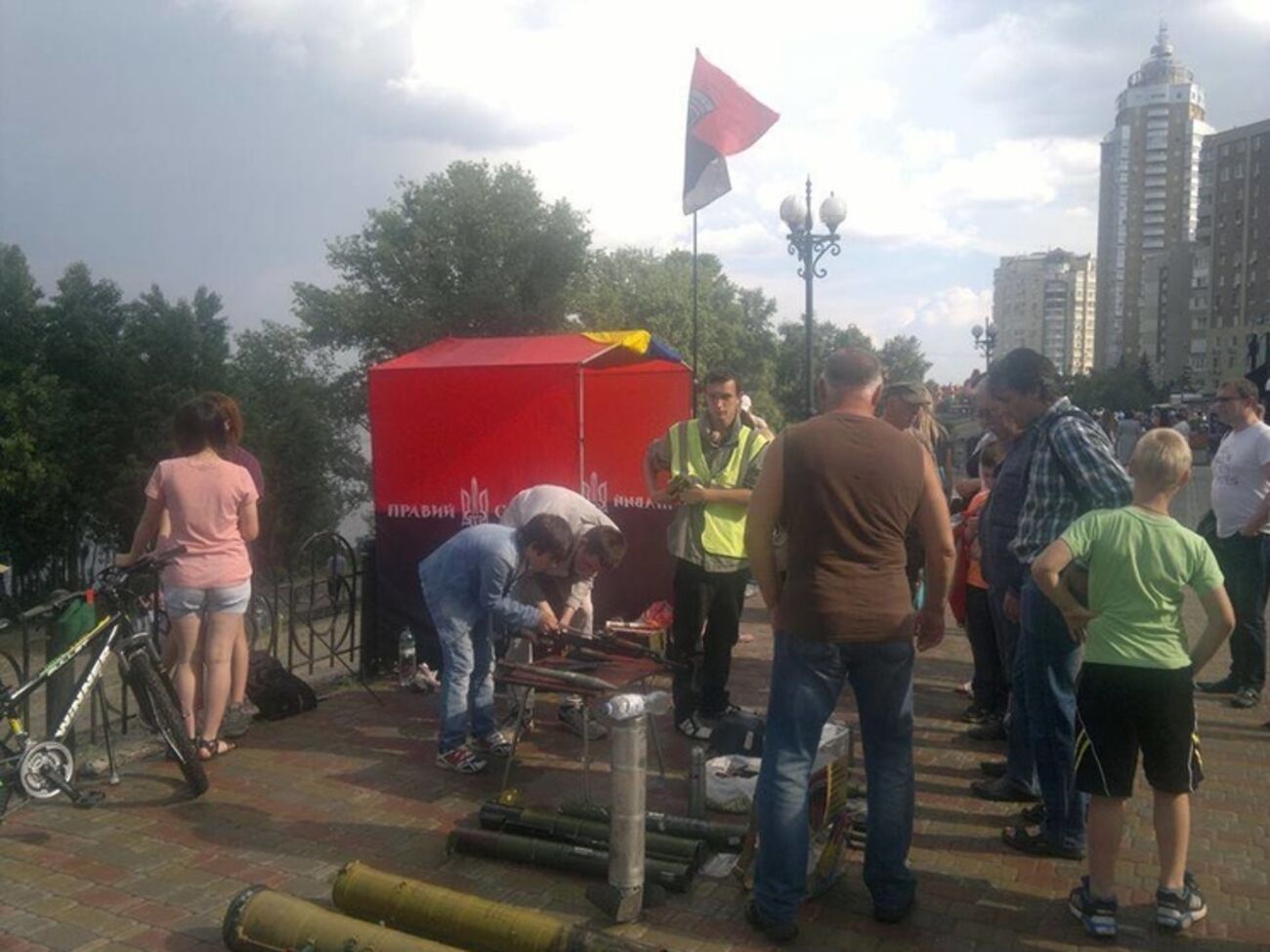 Каждый желающий мог принять участие в сборке-разборке автоматического оружия и пистолетов, а дети получили&nbsp;в подарок&nbsp;стреляные гильзы с передовой