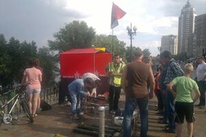 Каждый желающий мог принять участие в сборке-разборке автоматического оружия и пистолетов, а дети получили в подарок стреляные гильзы с передовой