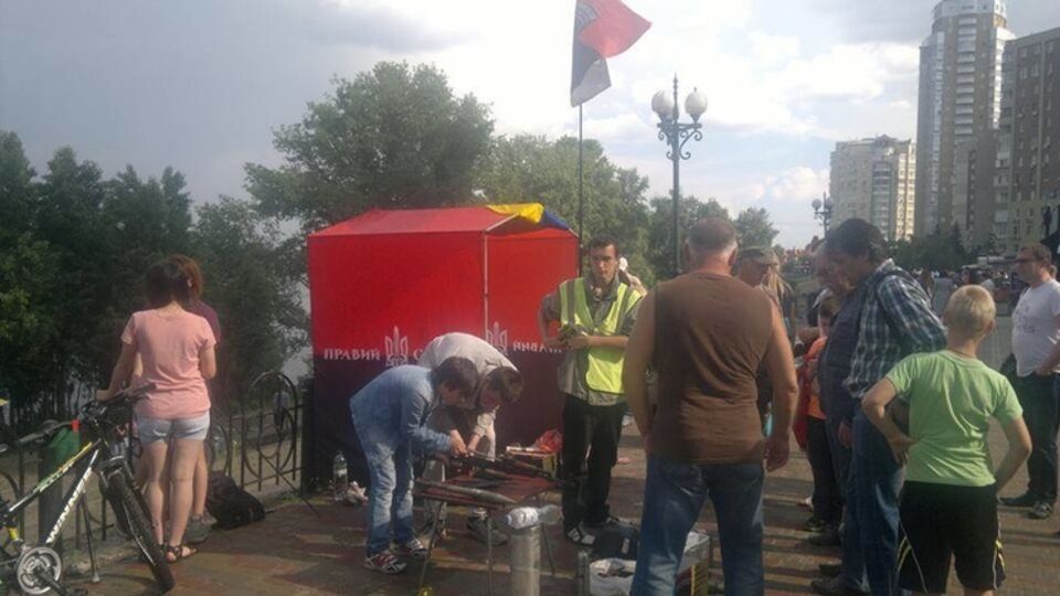 Каждый желающий мог принять участие в сборке-разборке автоматического оружия и пистолетов, а дети получили в подарок стреляные гильзы с передовой