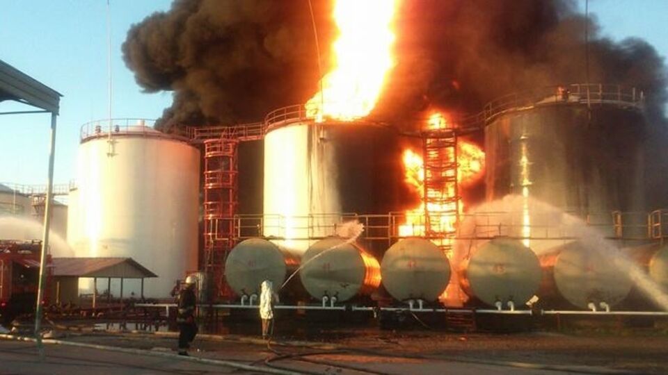 Пожар на нефтебазе начался вечером 8 июня
